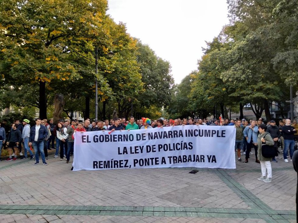 Policiales forales se concentran frente al Parlamento para pedir la dimisión del consejero Javier Remírez.