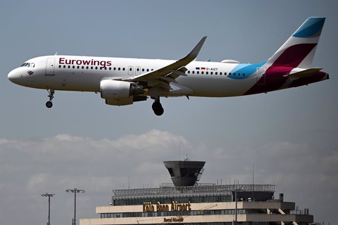 Archivo - FILED - 23 June 2022, North Rhine-Westphalia, Cologne: A Eurowings Airbus A320 lands at Cologne-Bonn Konrad Adenauer Airport. Photo: Federico Gambarini/dpa