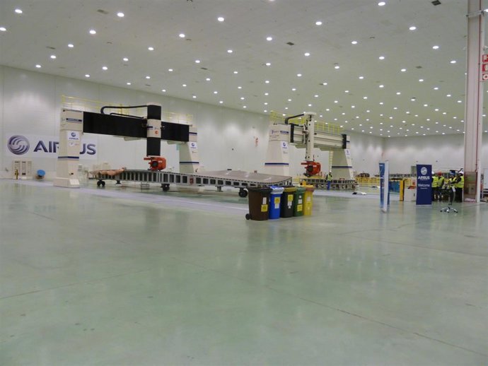 Archivo - Máquinas haciendo alas del A350 en Airbus Illescas