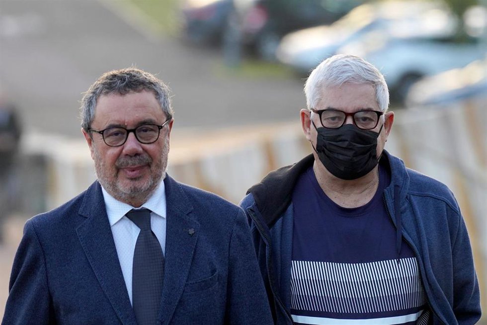 El maquinista del tren Francisco Garzón (d) y su abogado Manuel Prieto (i) a su llegada a la primera jornada del juicio por el accidente ferroviario de Alvia, en la Cidade de la Cultura de Santiago de Compostela, a 5 de octubre de 2022, en Santiago de C