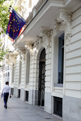 Archivo - Una persona pasa al lado del Ilustre Colegio de Abogados de Madrid (ICAM), que pasa a llamarse Colegio de Abogacía de Madrid, a 11 de julio de 2022, en Madrid (España). Fundado en el año 1596, el Colegio de Abogados de Madrid ha sido renombrad