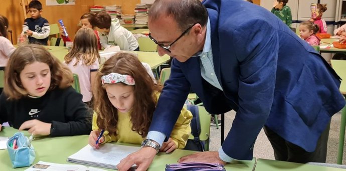 El consejero de Educación, Felipe Faci,  en el CPI Parque Goya