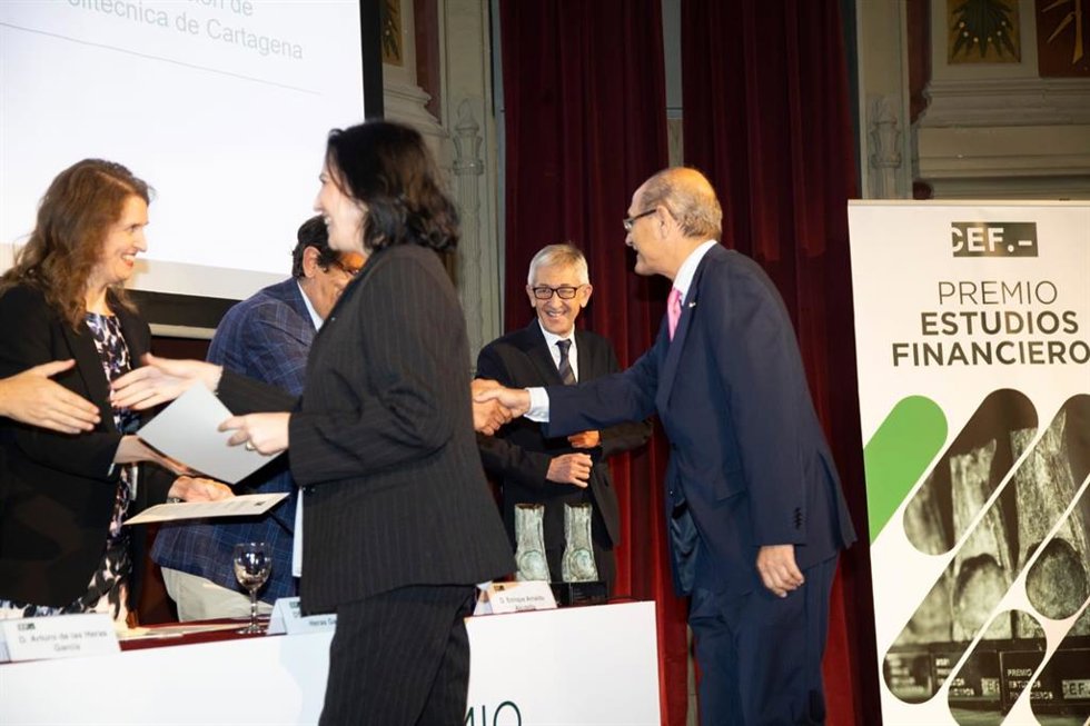 Fotografía de la entrega del accésit a los investigadores de la UPCT es del Centro de Estudios Financieros (CEF).