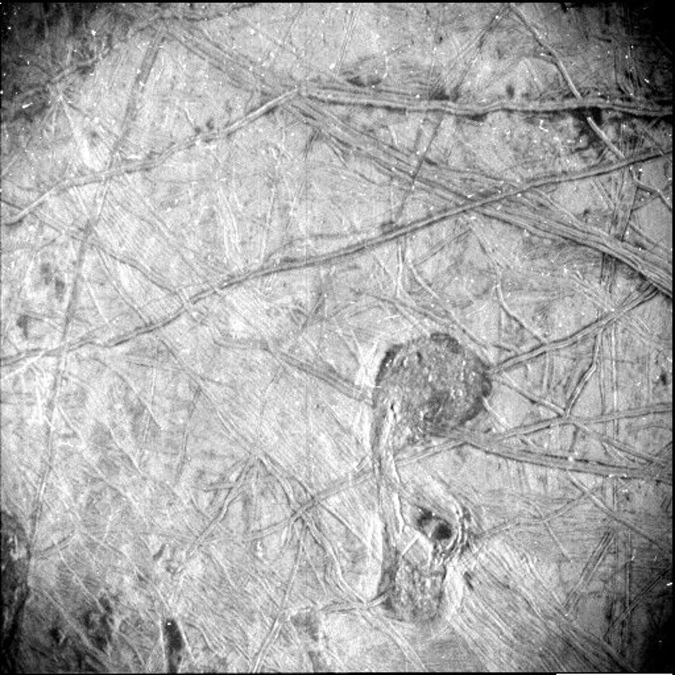 Las características de la superficie de la luna helada Europa de Júpiter se revelan en una imagen obtenida por la Unidad de Referencia Estelar (SRU) de Juno durante el sobrevuelo de la nave espacial el 29 de septiembre de 2022.