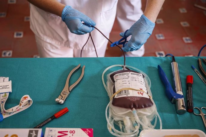 Archivo - Una enfermera tras realizar una extracción de sangre durante la presentación de la campaña de verano de donación de sangre, en el Hospital Malvarrosa, a 29 de junio de 2022, en Valencia, Comunidad Valenciana (España).