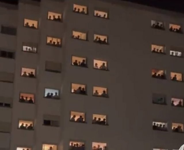 Dos alumnas del Colegio Mayor Santa Mónica con dos carteles para protestas por los insultos recibidos por parte del Colegio Mayor Elías Ahúja