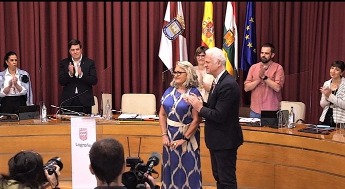 Ana Laura Navajas toma posesión como nueva concejala del Ayuntamiento de Logroño