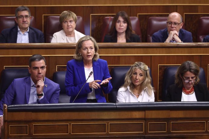 La vicepresidenta primera y ministra de Asuntos Económicos y Transformación Digital, Nadia Calviño, interviene durante la sesión de control al Gobierno del Pleno del Congreso, a 5 de octubre de 2022, en Madrid (España). Sánchez acude a la sesión plenari