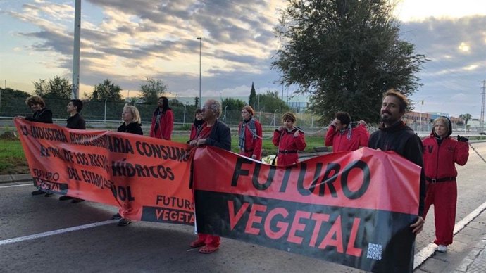 Protesta en la entrada a Mercabarna contra el modelo alimentario vigente.