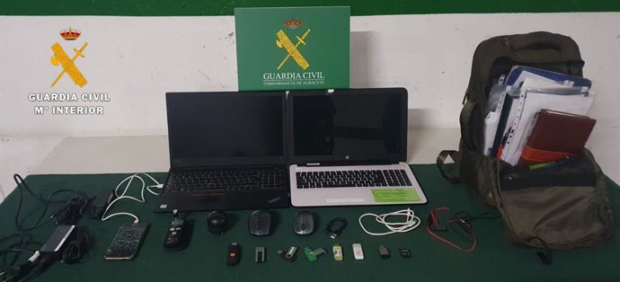 La Guardia Civil detiene a una persona por sustraer efectos del interior de un vehículo en la vía pública.