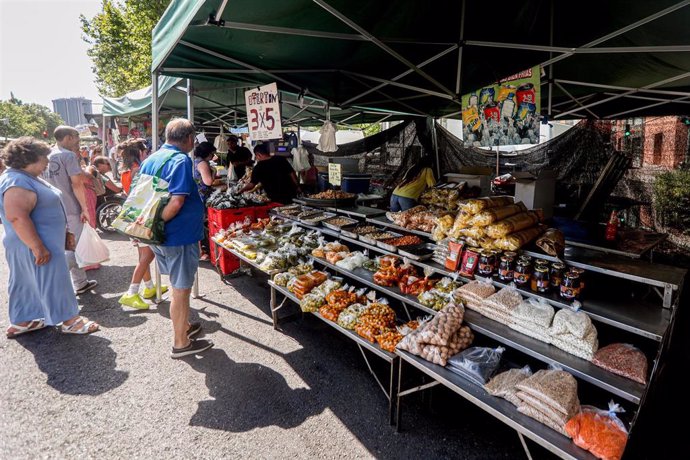 Archivo - Un puesto de frutos secos en un mercadillo al aire libre, 