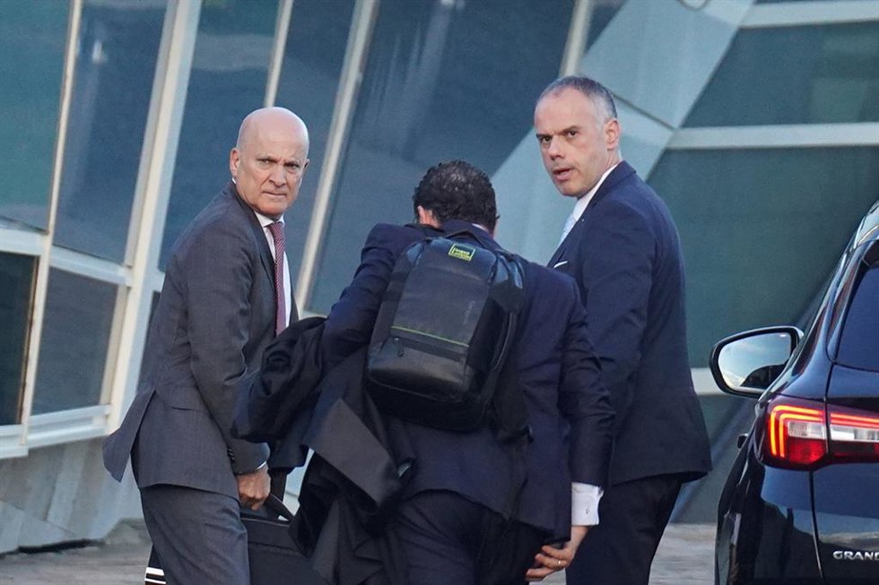El exdirector de Seguridad en la circulación de Adif, Andrés Cortabitarte (1i), a su llegada para declarar en la segunda jornada del juicio por el accidente ferroviario de Alvia, en la Cidade de la Cultura de Santiago de Compostela, a 6 de octubre de 20