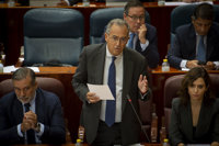 Más Madrid y Podemos piden a gritos que Ossorio dimita, PSOE abandona el Pleno y él les acusa de "hacer política cutre"