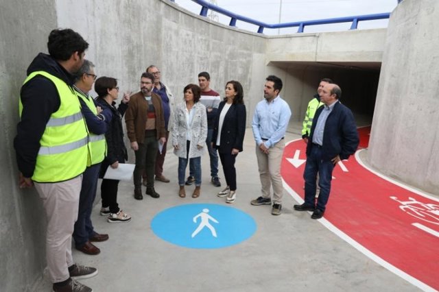 La presidenta de La Rioja, Concha Andreu, el consejero de Sostenibilidad, Transición Ecológica y Portavocía, Álex Dorado, y la alcaldesa de Villamediana de Iregua, Ana Belén Martínez, han visitado el paso inferior en Villamediana