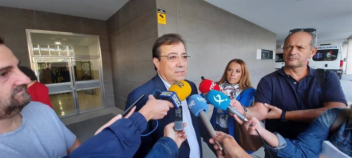 El presidente de la Junta, Guillermo Fernández Vara, atiende a los medios en BAdajoz