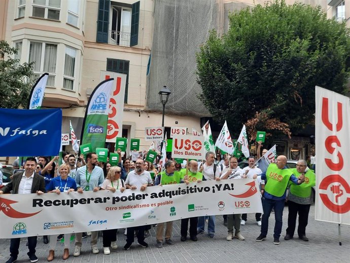 Protesta de trabajadores públicos y privados frente a Delegación del Gobierno en Baleares.