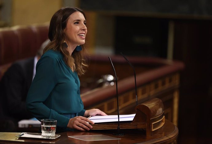 La ministra de Igualdad, Irene Montero, interviene durante una sesión plenaria, en el Congreso de los Diputados, a 6 de octubre de 2022, en Madrid (España). El Pleno del Congreso decide y vota las enmiendas a la totalidad de cuatro iniciativas legislati