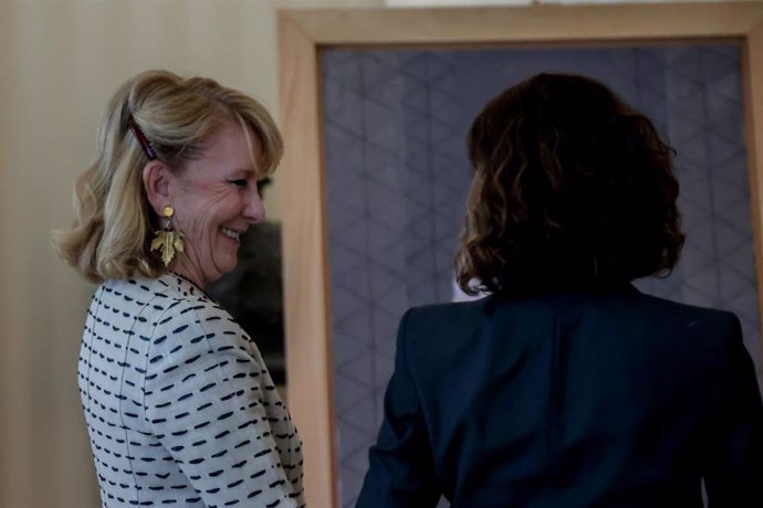 Archivo - La expresidenta de la Comunidad de Madrid, Esperanza Aguirre (i) y la presidenta de la Comunidad de Madrid, Isabel Díaz Ayuso (d), en la inauguración del retrato de la expresidenta, en la Real Casa de Correos.