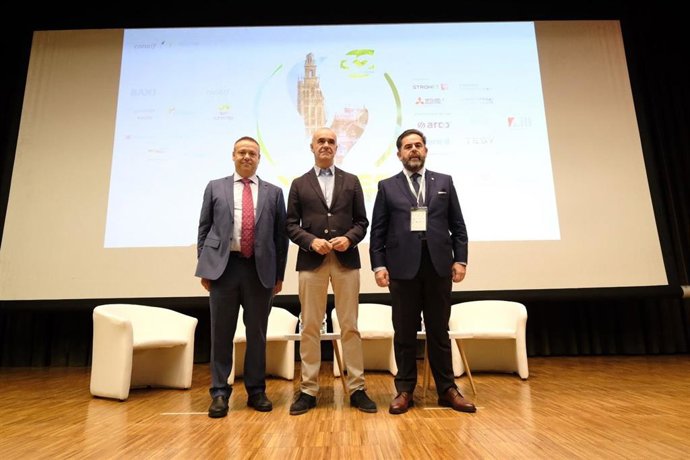 El alcalde de Sevilla, Antonio Muñoz, en el centro de la imagen, ha inaugurado el Congreso de la Confederación Nacional de Asociaciones de Empresas Instaladoras (Conaif), en el Edificio Expo de la Cartuja.