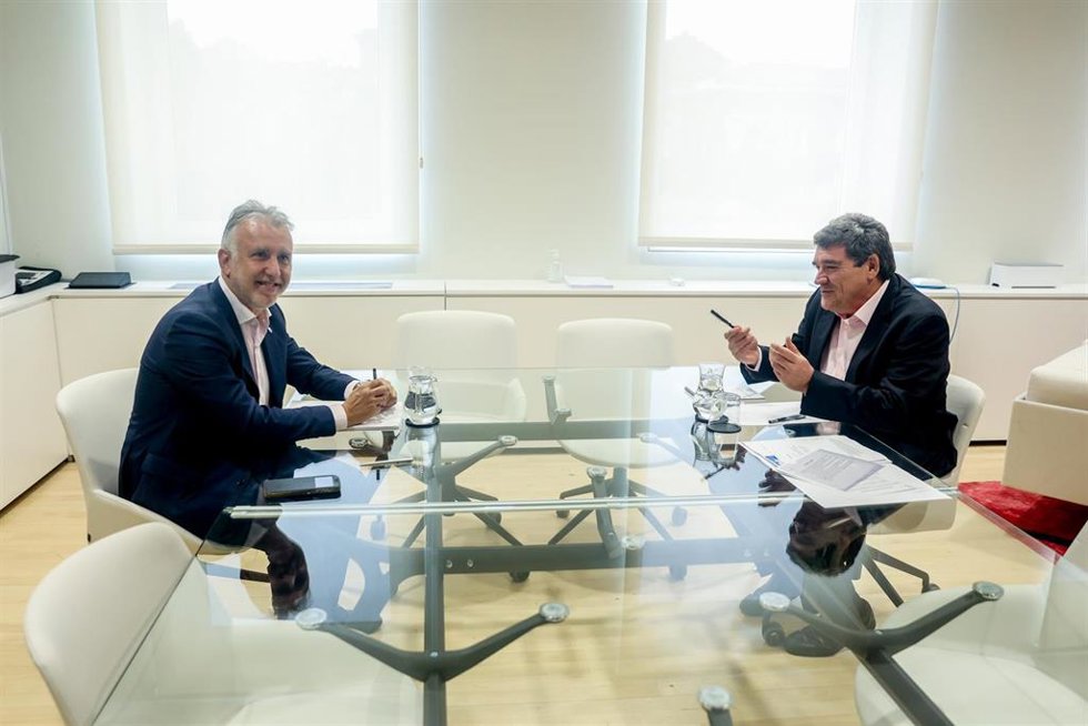 El presidente del Gobierno de Canarias, Ángel Víctor Torres (i) y el ministro de Inclusión, Seguridad Social y Migraciones, José Luis Escrivá, durante su reunión en el Ministerio de Inclusión, Seguridad Social y Migraciones, a 23 de septiembre de 2022, 