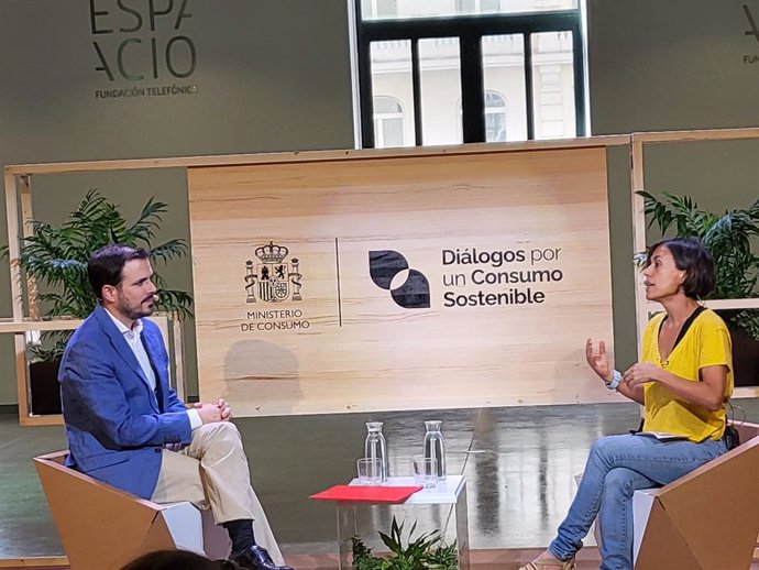 El ministro de Consumo, Alberto Garzón, y la la investigadora Marta G. Rivera Ferre