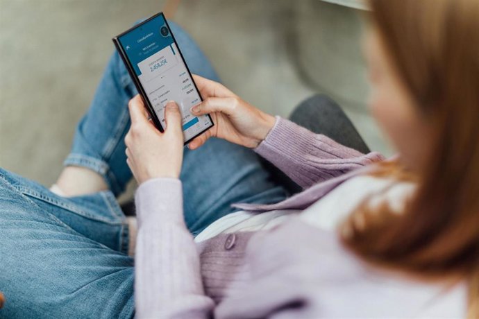 Una usuaria digital de CaixaBank