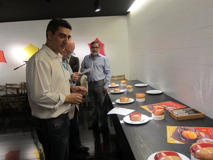 Archivo - Imagen de archivo de la cata-concurso Torta del Casar para elegir el mejor queso del año