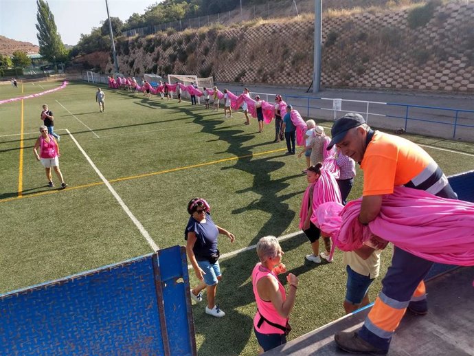 Archivo - Preparación del lazo de 5.000 metros que optará al Récord Guinness en Tetas de Viana (Guadalajara).