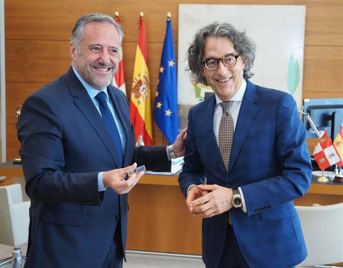 Pollán recibe en un USB la memoria de la Fiscalía de CyL de manos de Santiago Mena