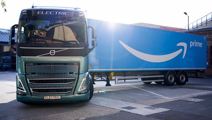 Una de las 20 unidades del Volvo FH Electric adquiridas por Amazon en Alemania