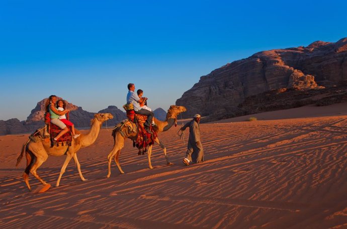Archivo - Paseo en Camello en Wadi Rum.