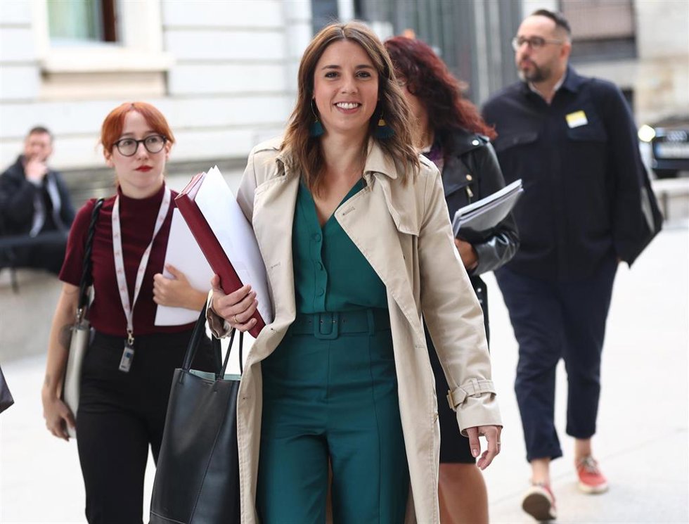 La ministra de Igualdad, Irene Montero, a su llegada a una sesión plenaria, en el Congreso de los Diputados, a 6 de octubre de 2022, en Madrid (España). 