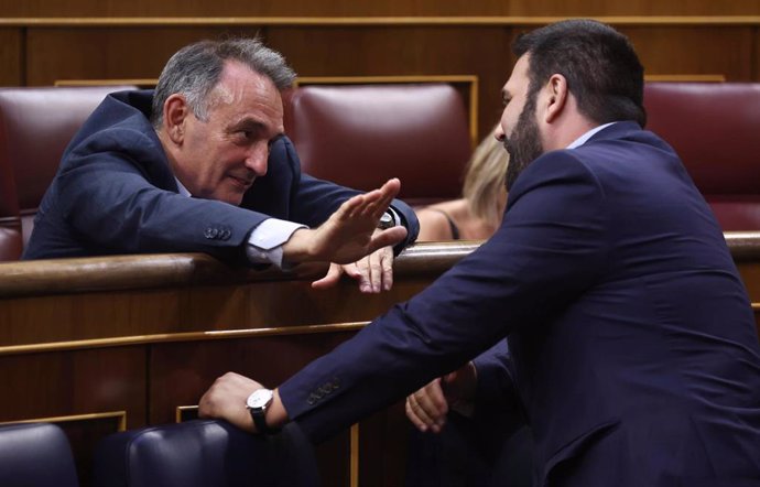 El diputado de IU y secretario general del PCE, Enrique Santiago (i) y el diputado de EH Bildu, Jon Iñarritu (d), conversan durante una sesión plenaria, en el Congreso de los Diputados, a 22 de septiembre de 2022, en Madrid (España).