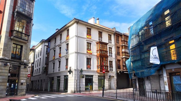 Archivo - Locales cerraados de pequeño comercio en Oviedo, con carteles de Se Vende, y viviendas en alquiler.