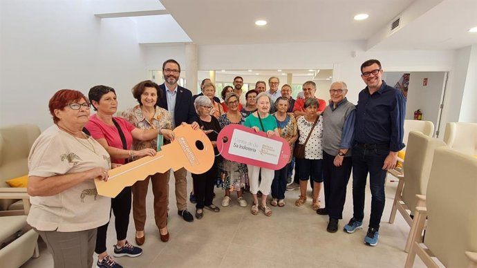 La consellera de Asuntos Sociales y Deportes del Govern, Fina Santiago, entrega al alcalde de Palma, José Hila, las llaves del nuevo centro de día de Sant Mateu, en sa Indioteria.