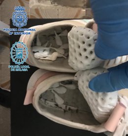 Droga intervenida debajo de las plantillas de unas deportivas