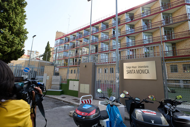 Varios medios de comunicación en la entrada del Colegio Mayor Santa Mónica, a 6 de octubre de 2022, en Madrid (España). 