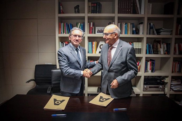 El conseller d'Economia i Hisenda, Jaume Giró, i el director de l'Oficina Antifrau de Catalunya, Miguel Ángel Gimeno