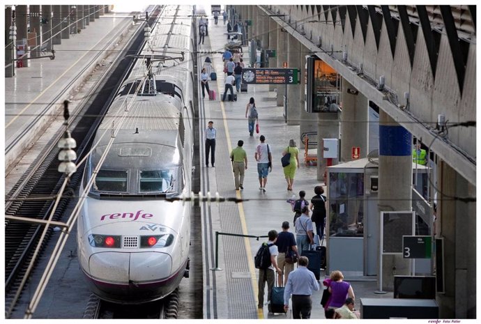 Un tren AVE estacionado en Santa Justa.