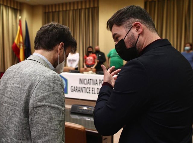 Archivo - El presidente del grupo parlamentario UP, Jaume Asens (i), conversa con el portavoz de ERC en el Congreso, Gabriel Rufián