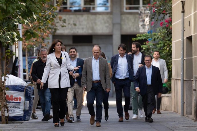 La presidenta de Junts, Laura Borrs (2i); el exvicepresidente del Govern Jordi Puigneró (2i), y el secretario general de Junts, Jordi Turull (c); a su llegada a la reunión de la Ejecutiva, a 3 de octubre de 2022, en Barcelona, Catalunya (España). El ex