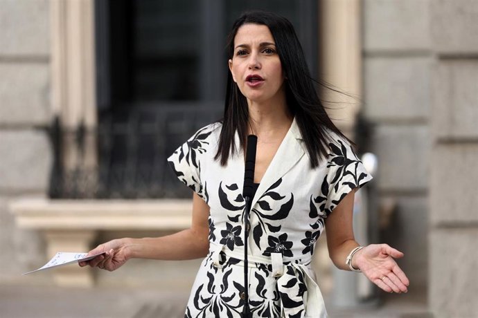 La líder de Ciudadanos, Inés Arrimadas, ofrece declaraciones a los medios durante una sesión plenaria, en el Congreso de los Diputados, a 6 de octubre de 2022, en Madrid (España).