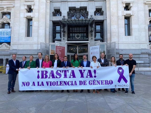 Minuto de silencio en Cibeles por la última víctima de la violencia de género en Torrejón de Ardoz