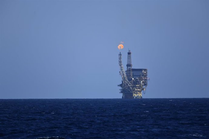 Archivo - Una plataforma de gas y petróleo frente a la costa de Libia en el Mediterráneo Central en la zona de Bahr Essalam Gas Field y Bouri Oilfiield, a 25 de febrero de 2022, en Libia.  