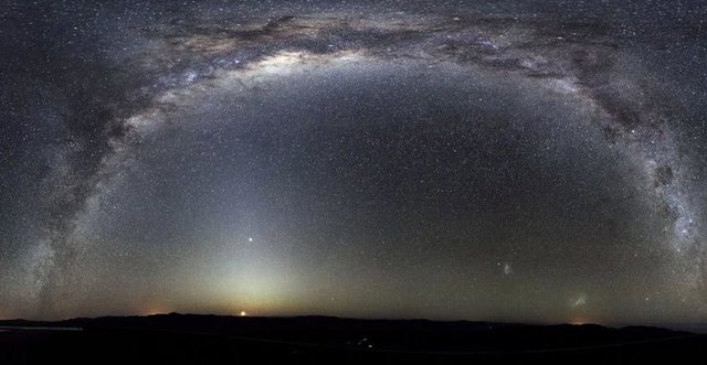 Panorámica nocturna de la Vía Láctea vista desde la plataforma de Paranal, Chile, hogar del telescopio gigante del ESO.