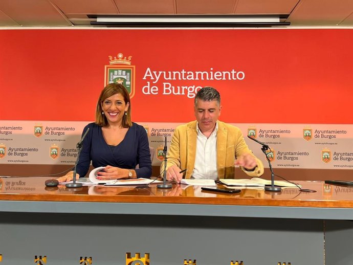 Los portavoces del equipo de Gobierno local de Burgos Nuria Barrio y Vicente Marañón.