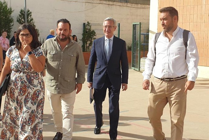 El delegado territorial de Educación se reúne con el alcalde de La Algaba en la localidad.