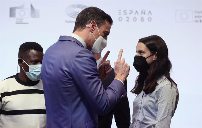 Archivo - El presidente del Gobierno, Pedro Sánchez, conversa en la ceremonia de clausura de 'Los Diálogos sobre el Futuro en el marco de la Agenda España 2050', en la Fundación Francisco Giner de los Ríos, a 13 de diciembre de 2021, en Madrid, (España)