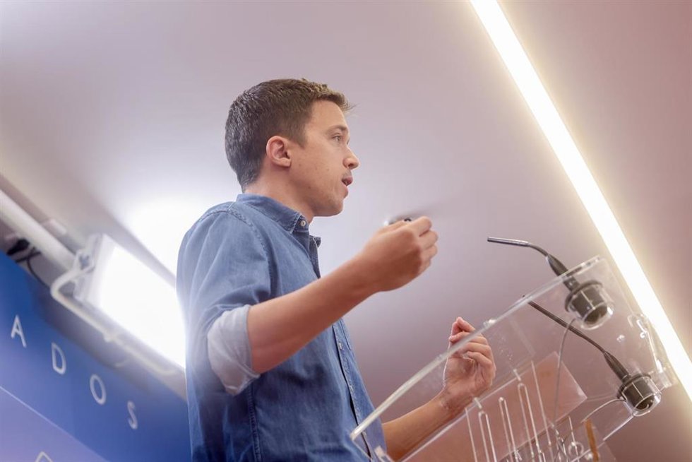 El portavoz de Más País-Equo, Íñigo Errejón, ofrece una rueda de prensa previa a la Junta de Portavoces, en el Congreso de los Diputados, a 4 de octubre de 2022, en Madrid (España).