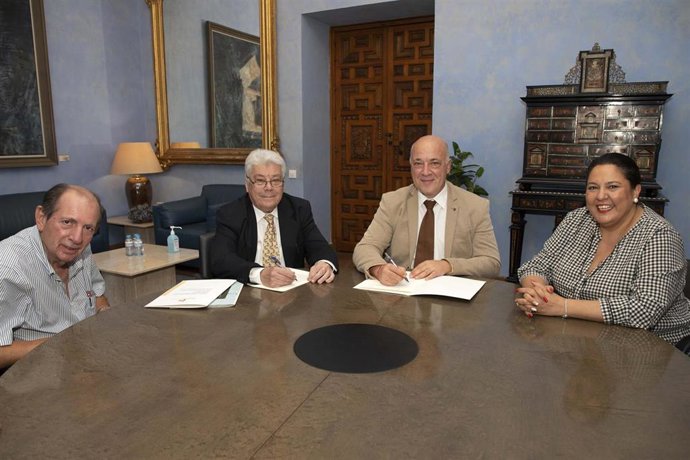 Ruiz y Amo (dcha.), durante la firma del convenio con la Federación de Peñas Flamencas de Córdoba.